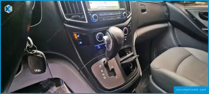 HYUNDAI STAREX VAN 5-SEATER