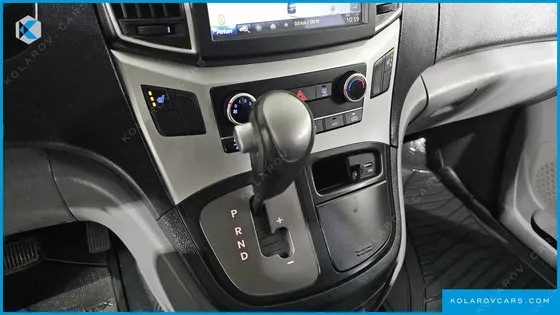 HYUNDAI STAREX VAN 5-SEATER