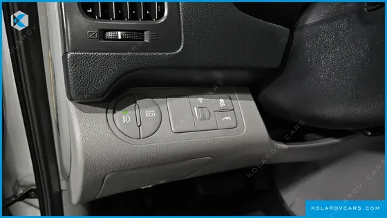 HYUNDAI STAREX VAN 5-SEATER