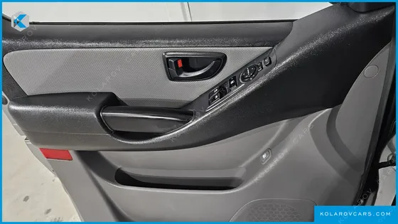 HYUNDAI STAREX VAN 5-SEATER