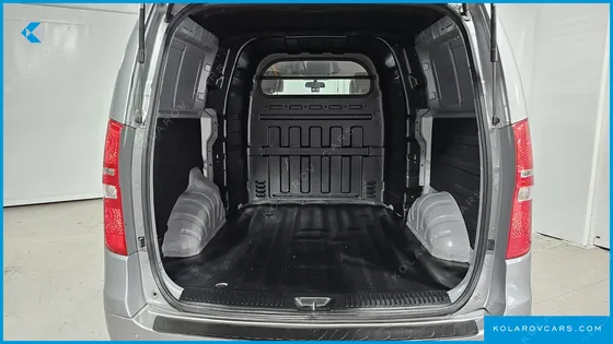 HYUNDAI STAREX VAN 5-SEATER