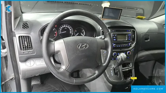 HYUNDAI STAREX VAN 3-SEATER