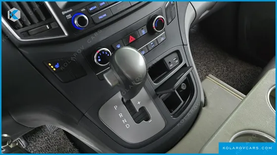 HYUNDAI STAREX 5-SEATER VAN