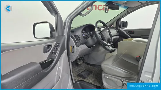 HYUNDAI STAREX 5-SEATER VAN