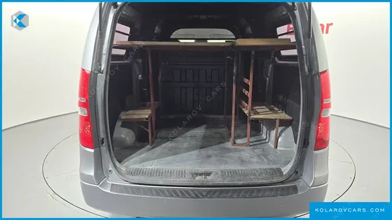 HYUNDAI STAREX 5-SEATER VAN