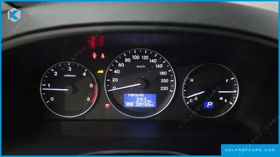 HYUNDAI STAREX VAN 5-SEATER