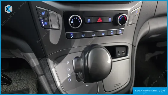 HYUNDAI STAREX VAN 5-SEATER