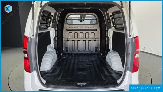 HYUNDAI STAREX VAN 5-SEATER