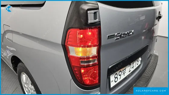 HYUNDAI STAREX VAN 5-SEATER
