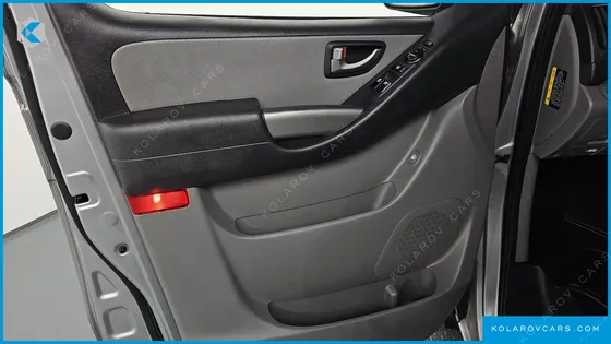 HYUNDAI STAREX VAN 5-SEATER