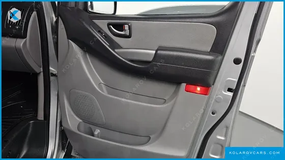 HYUNDAI STAREX VAN 5-SEATER
