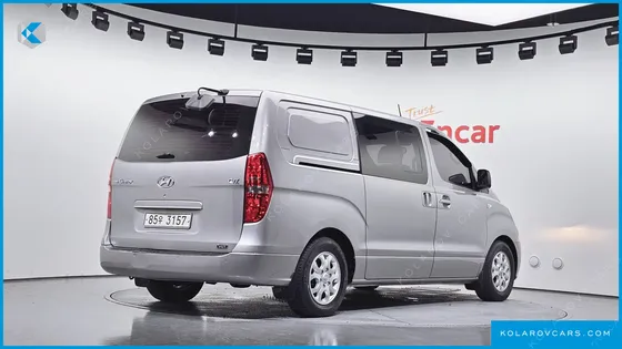 HYUNDAI STAREX 5-SEATER VAN