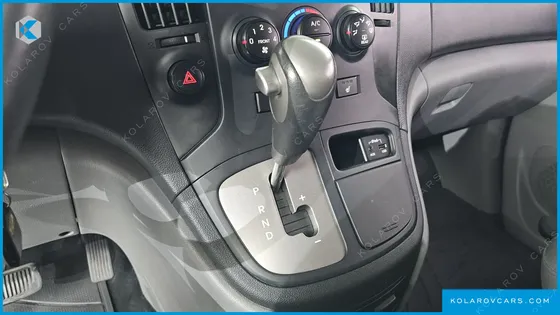 HYUNDAI STAREX 5-SEATER VAN