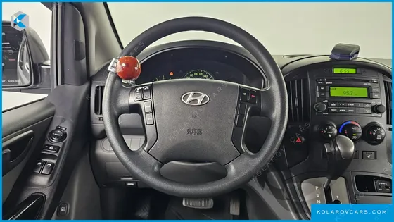 HYUNDAI STAREX 5-SEATER VAN