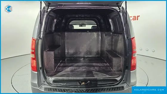 HYUNDAI STAREX 5-SEATER VAN