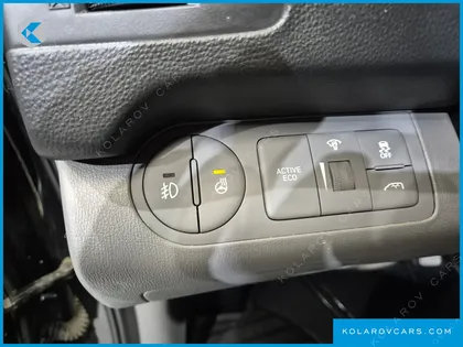 HYUNDAI STAREX VAN 5-SEATER
