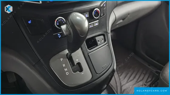 HYUNDAI STAREX 5-SEATER VAN