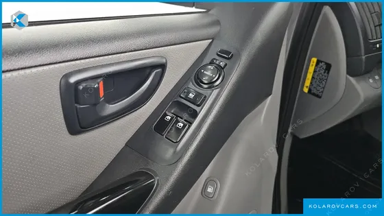 HYUNDAI STAREX 5-SEATER VAN