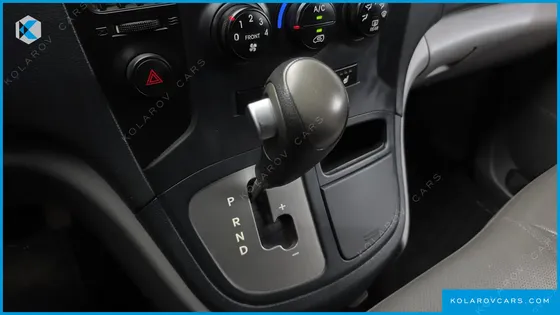 HYUNDAI STAREX 3-SEATER VAN