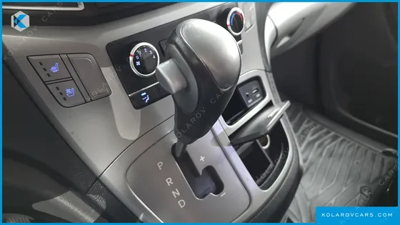 HYUNDAI STAREX 5-SEATER VAN