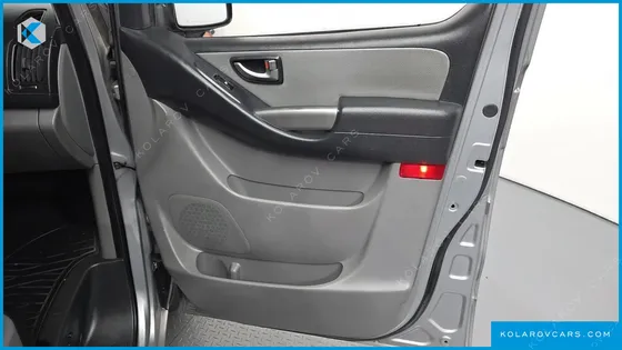 HYUNDAI STAREX 5-SEATER VAN