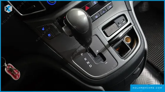 HYUNDAI STAREX VAN 5-SEATER