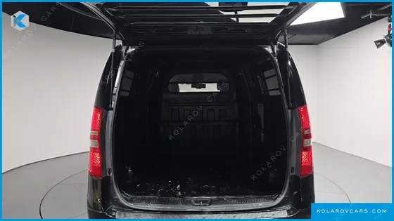 HYUNDAI STAREX VAN 5-SEATER