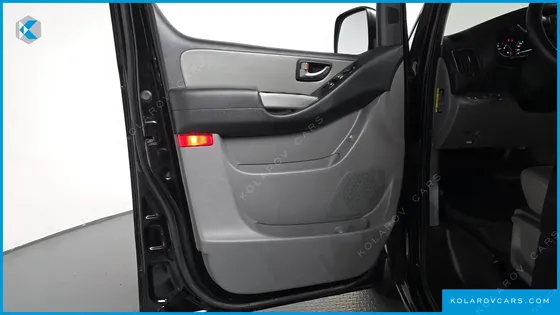 HYUNDAI STAREX VAN 5-SEATER