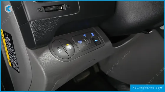 HYUNDAI STAREX VAN 5-SEATER