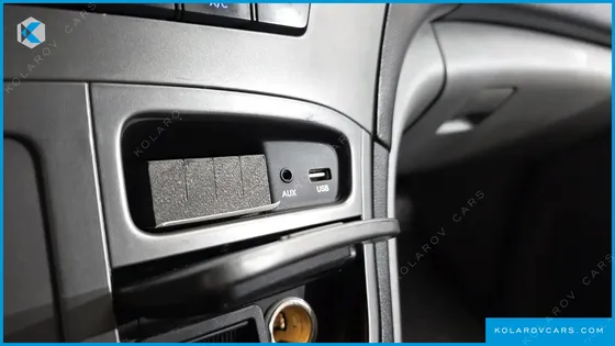 HYUNDAI STAREX VAN 5-SEATER