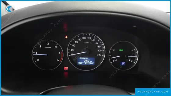 HYUNDAI STAREX VAN 5-SEATER