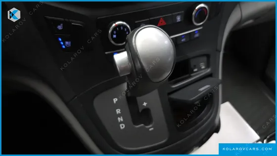 HYUNDAI STAREX VAN 5-SEATER