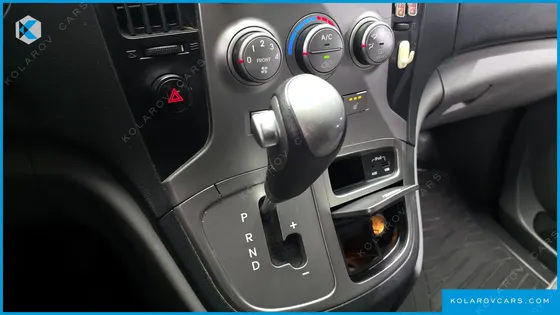 HYUNDAI STAREX 3-SEATER VAN