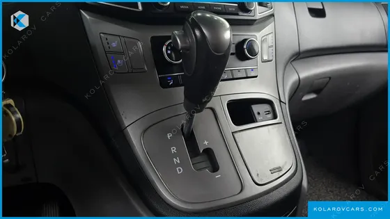 HYUNDAI STAREX VAN 5-SEATER