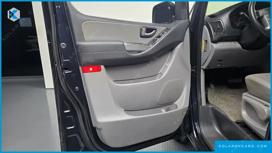 HYUNDAI STAREX VAN 5-SEATER