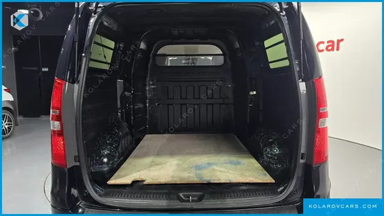 HYUNDAI STAREX VAN 5-SEATER