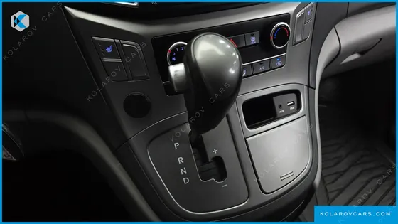 HYUNDAI STAREX VAN 3-SEATER