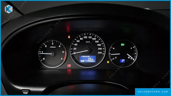 HYUNDAI STAREX VAN 5-SEATER
