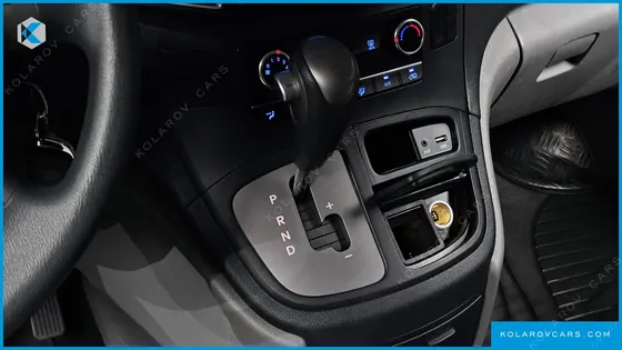 HYUNDAI STAREX VAN 5-SEATER