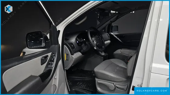 HYUNDAI STAREX VAN 5-SEATER