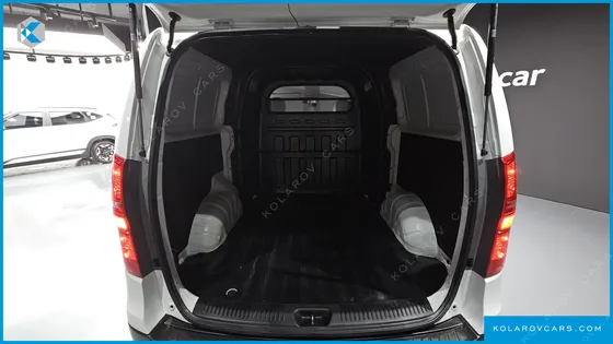 HYUNDAI STAREX VAN 5-SEATER