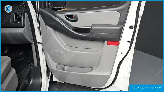 HYUNDAI STAREX VAN 5-SEATER