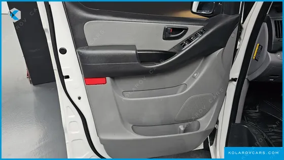 HYUNDAI STAREX VAN 5-SEATER