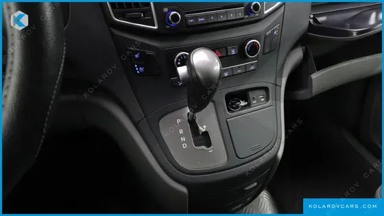 HYUNDAI STAREX VAN 5-SEATER