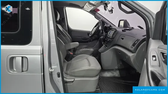 HYUNDAI STAREX VAN 5-SEATER