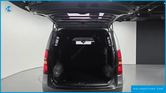 HYUNDAI STAREX VAN 5-SEATER