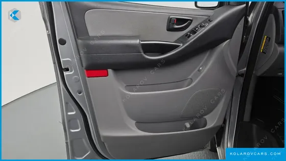 HYUNDAI STAREX VAN 5-SEATER