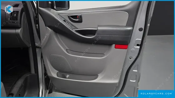 HYUNDAI STAREX VAN 5-SEATER