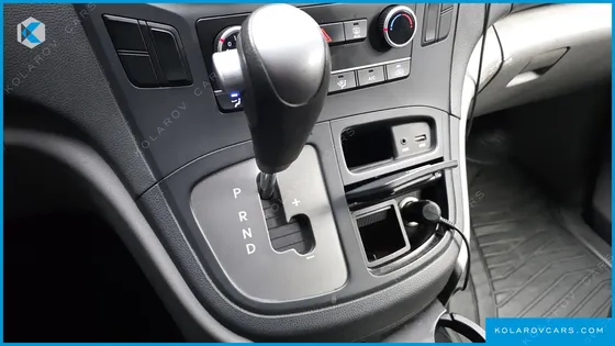 HYUNDAI STAREX 5-SEATER VAN