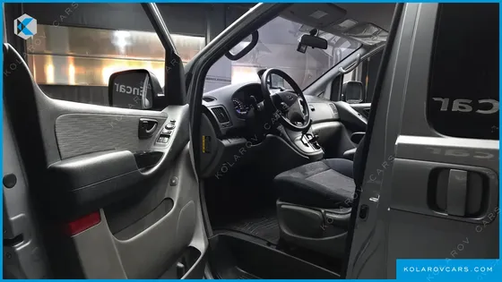 HYUNDAI STAREX 5-SEATER VAN